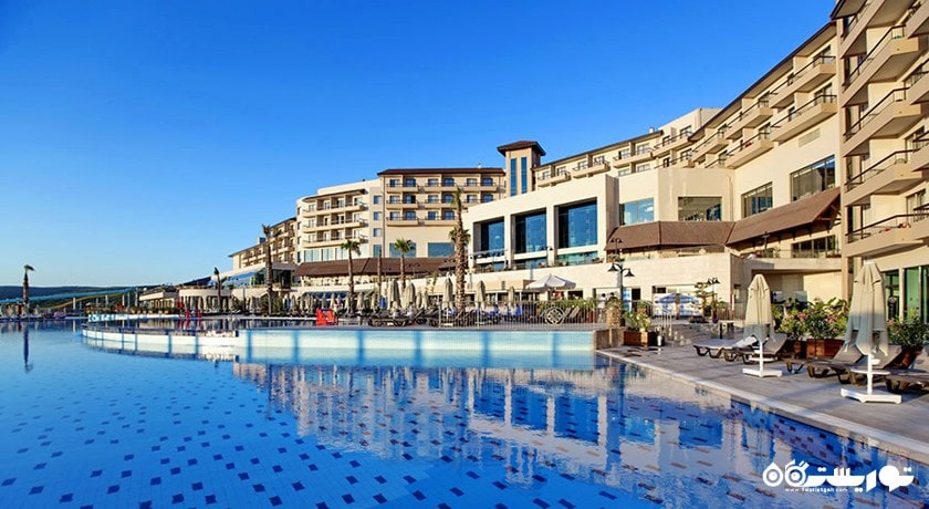 نمای استخر روباز و ساختمان هتل